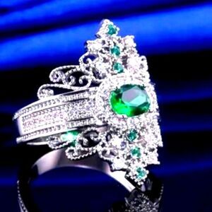 Elegant Silver Emerald Gemstone Ring size 8